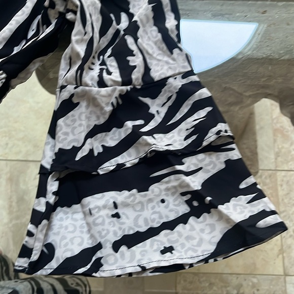 NWOT Knee Length Dress, Shirred Waist V-Neck Bell Sleeve In Black and Gray Small - Picture 4 of 5